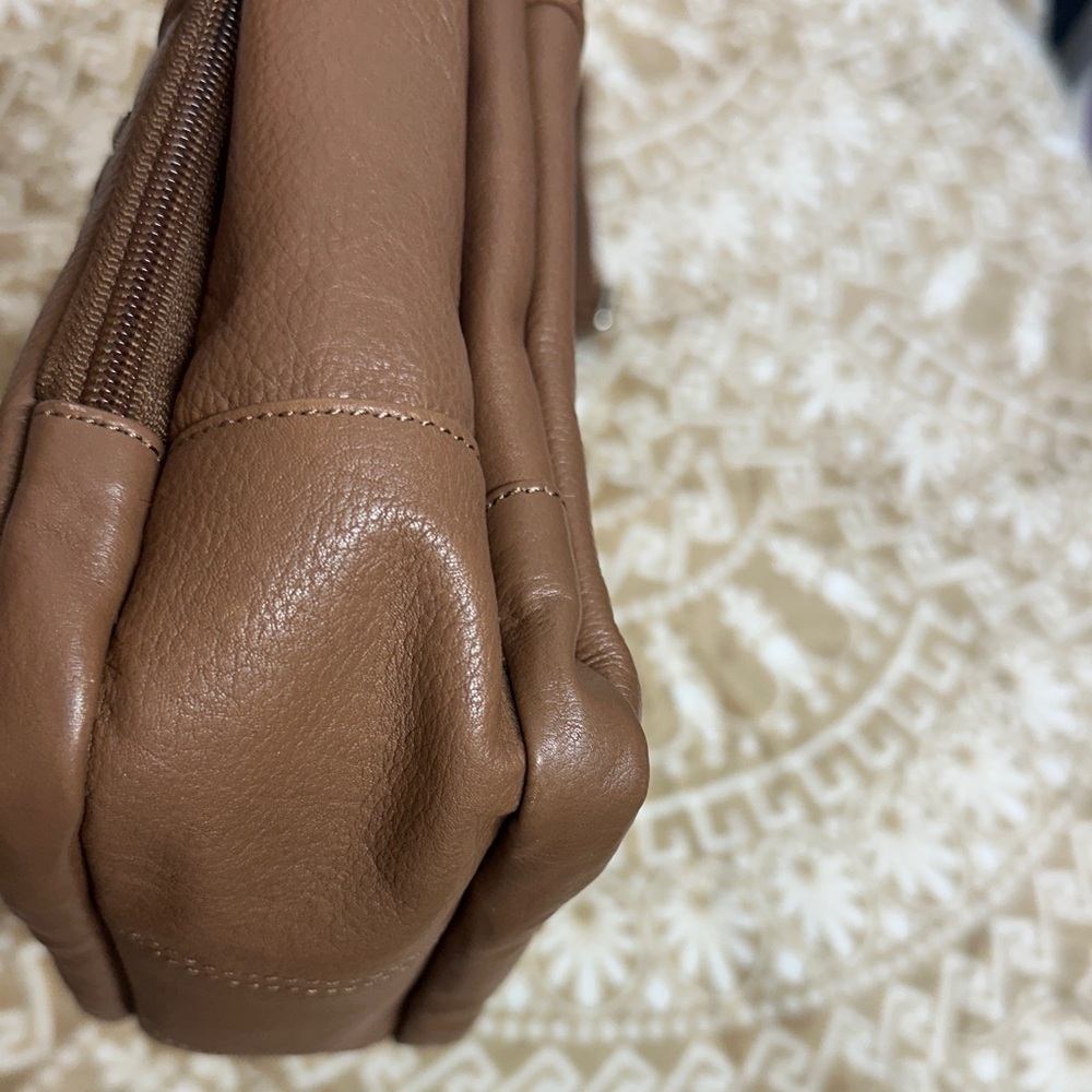 Tan Leather Crossbody Bag with multiple compartments - Picture 4 of 16
